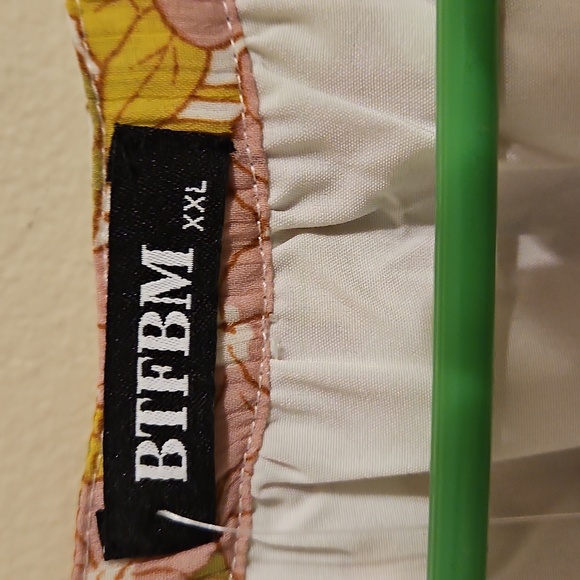 BTFBM Floral V Neck Flutter Sleeve Blouse. NWT. - Picture 2 of 4